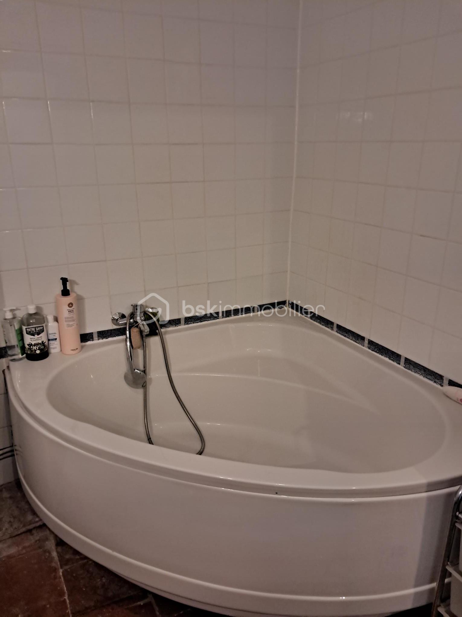 Maison ancienne de 125 m² - 6f-douche baignoire.jpg