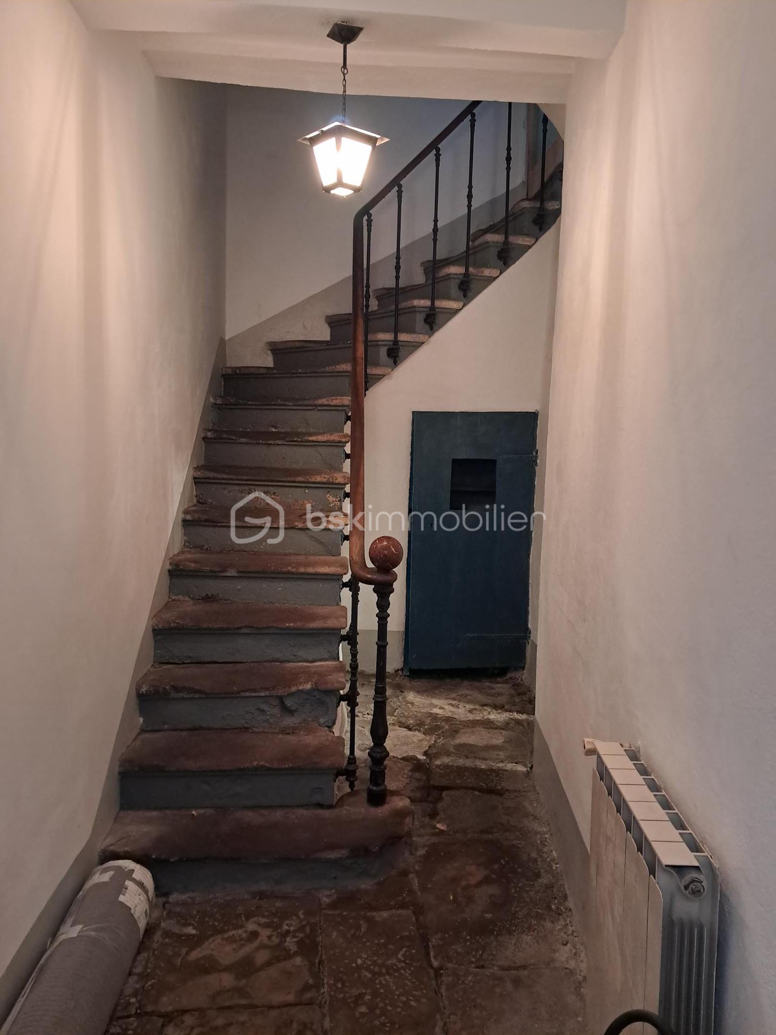 Maison ancienne de 125 m² - 16b-escalier bas.jpg