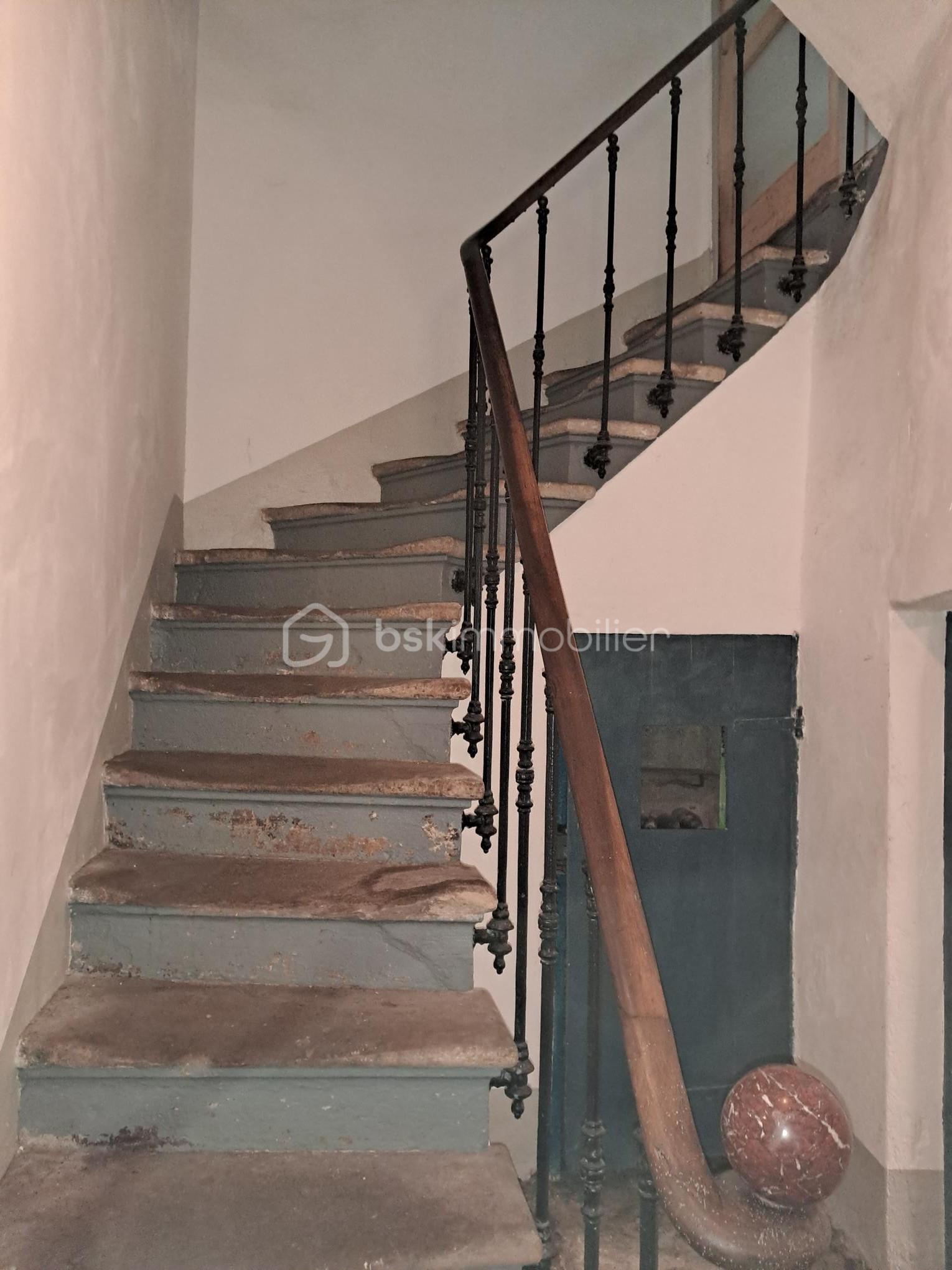 Maison ancienne de 125 m² - 16a-escalier bas.jpg