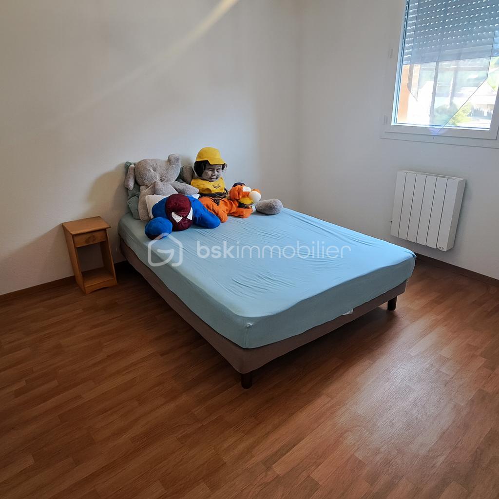 Appartement de 67,76 m² - Chambre minimaliste avec jouets en peluche.png