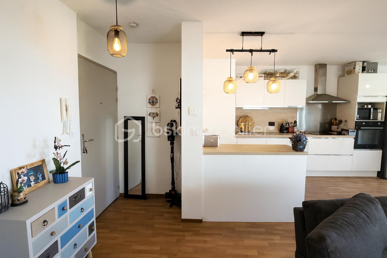 Appartement de 67,76 m² - Salon moderne avec cuisine ouverte.png