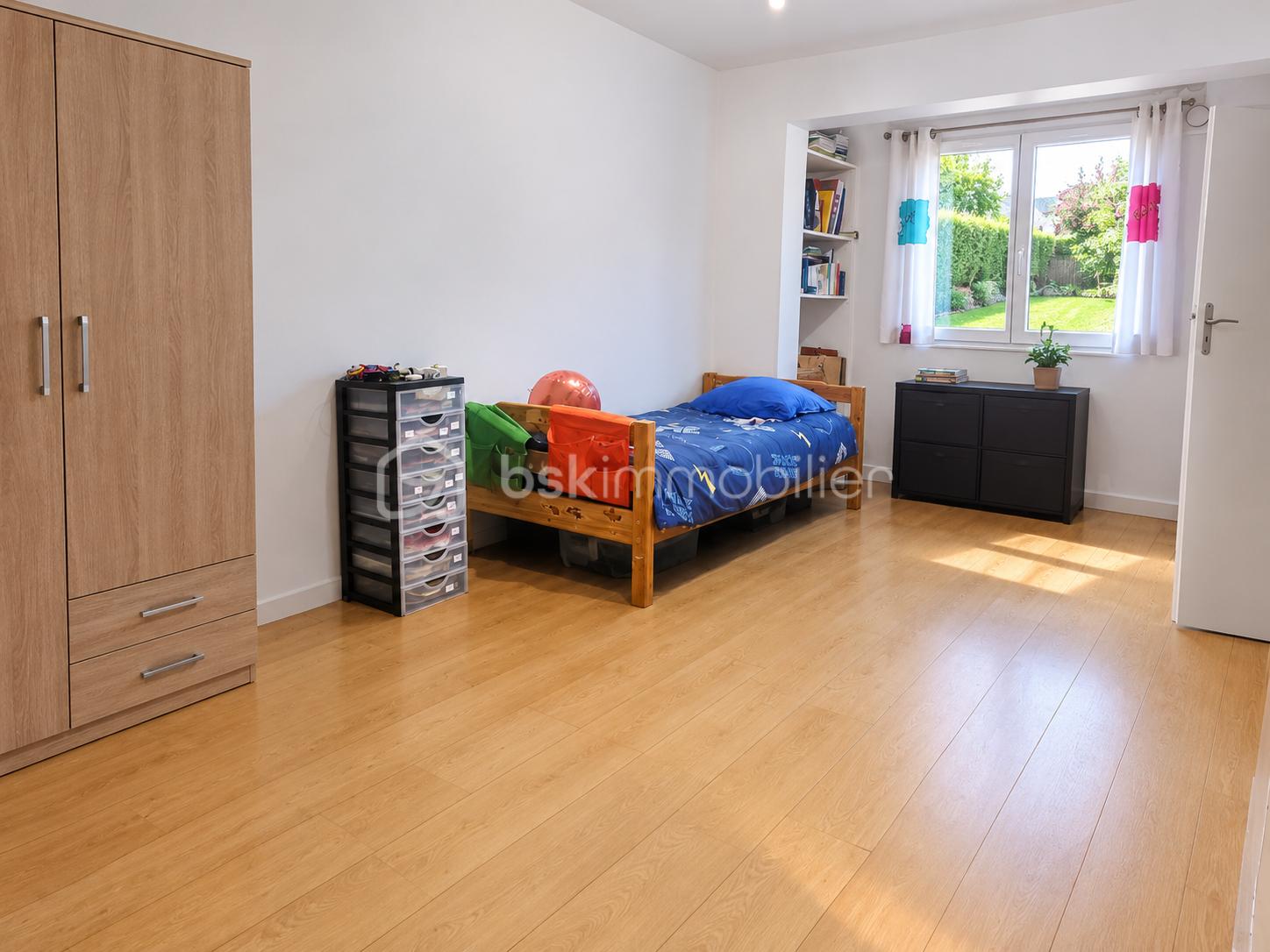 Chambre lumineuse avec jardin fleuri.png