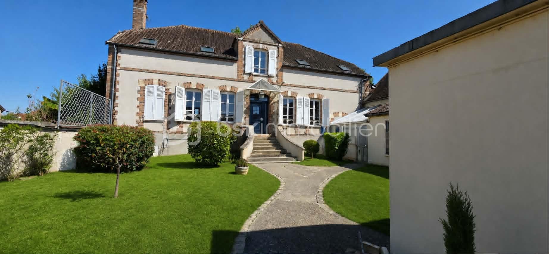 Maison 7 pièces 260 m² · à Saint-Clement · 260 m² · 495 000 €