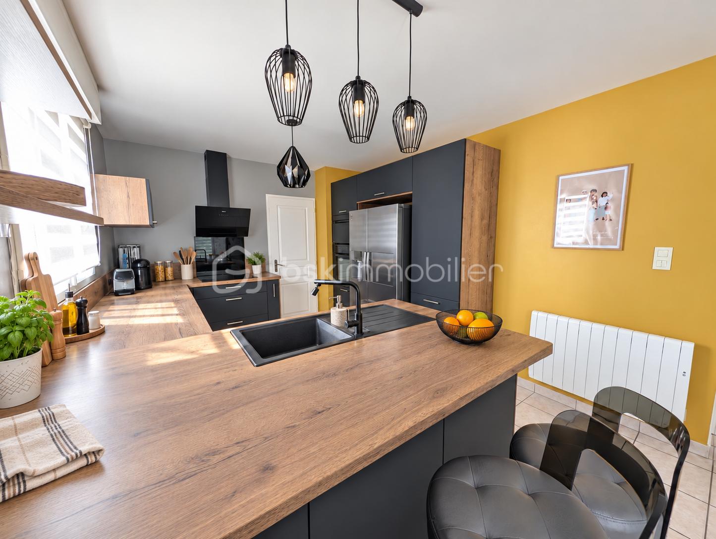 Cuisine moderne chaleureuse avec îlot en bois.png