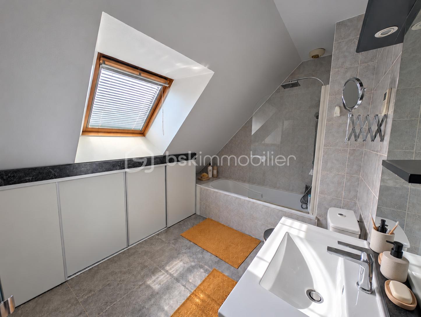 Salle de bains mansardée avec produits de bain.png
