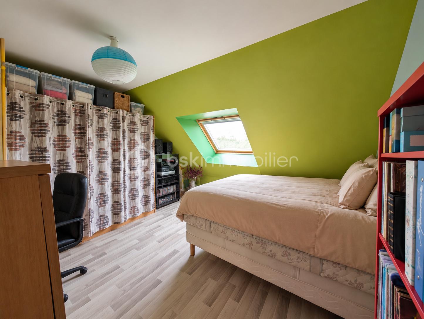 Chambre mansardée lumineuse et bien rangée.png