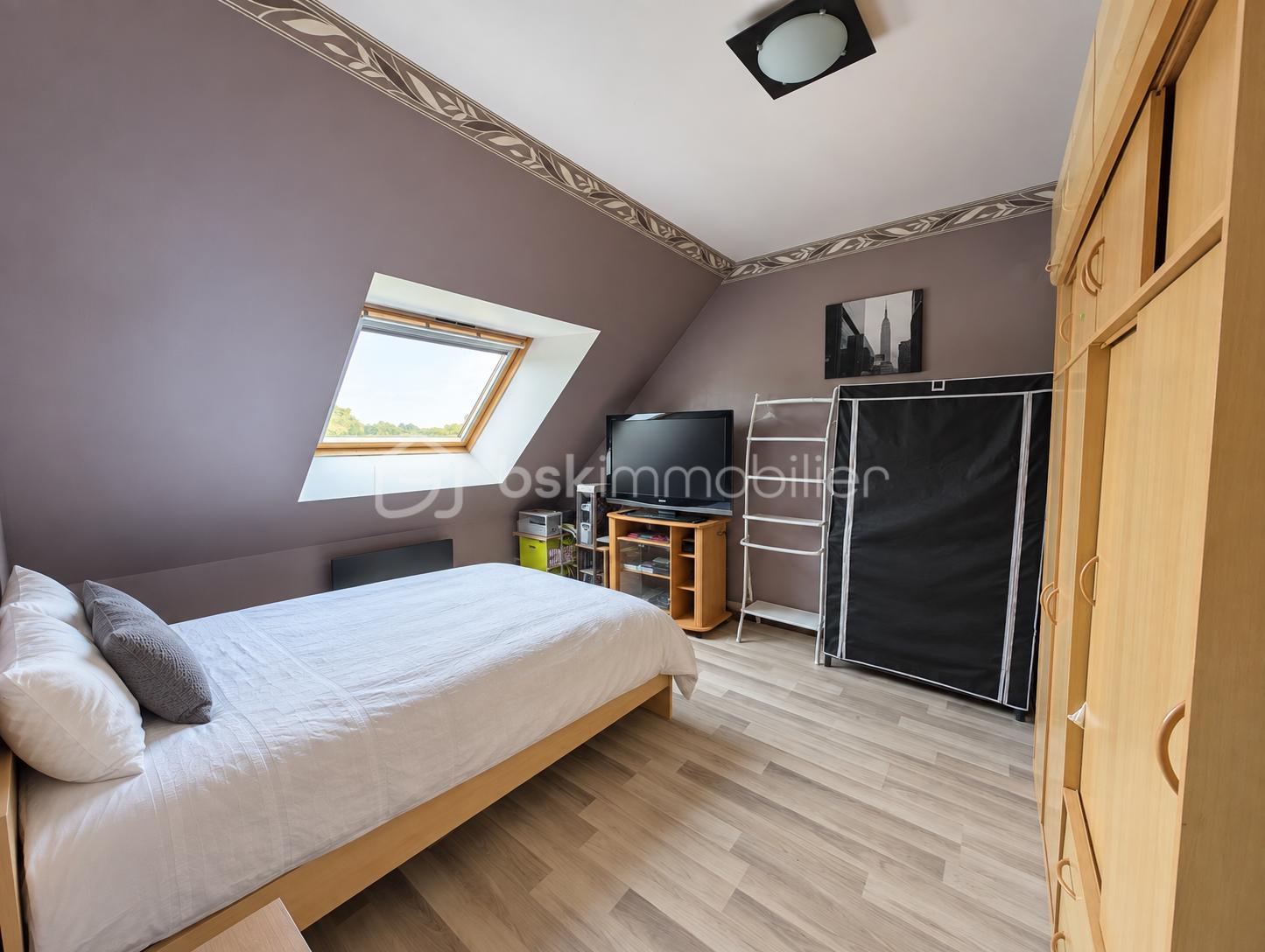 Chambre mansardée nette et lumineuse.png