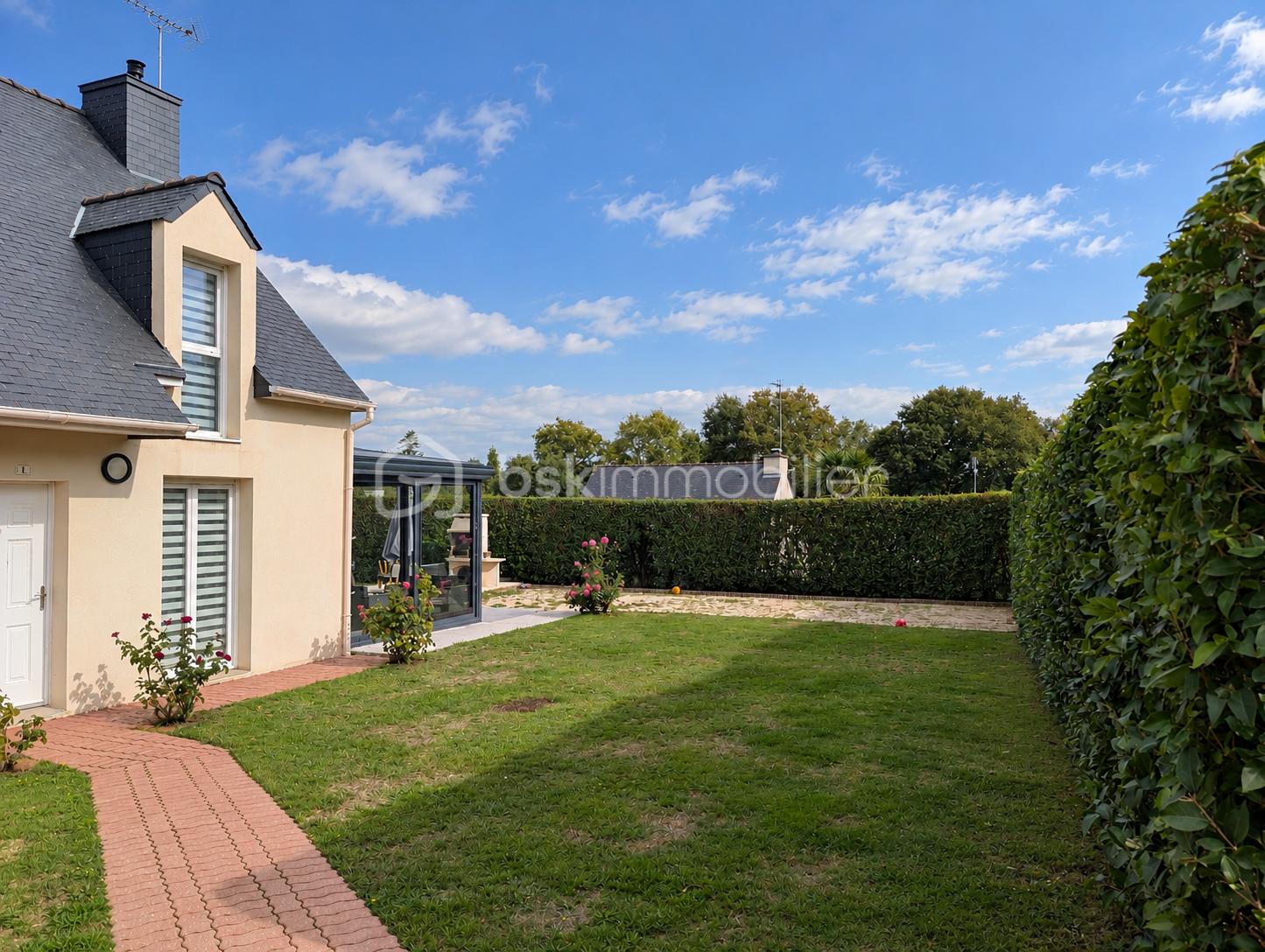 Jardin résidentiel sous ciel bleu.png