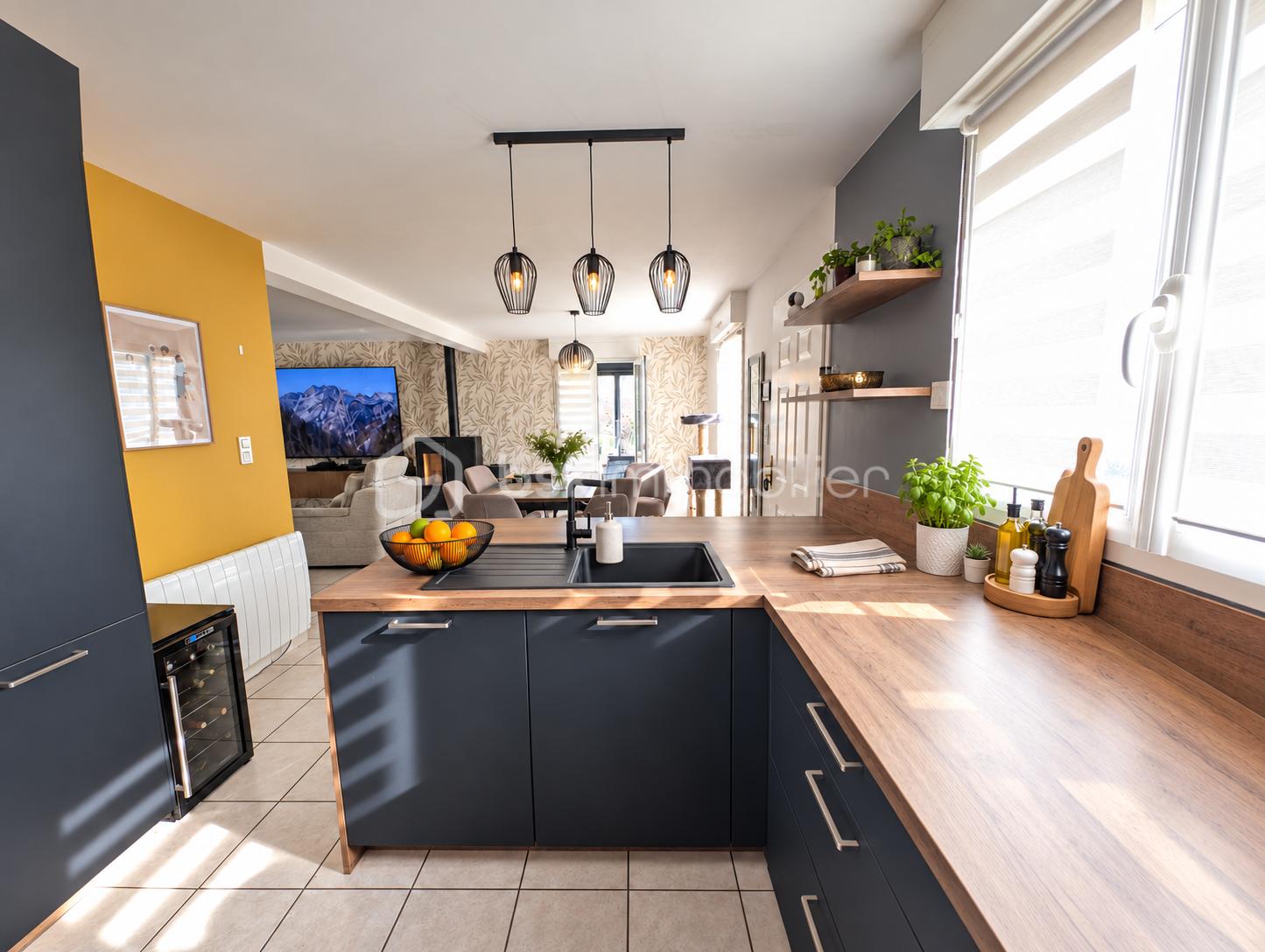 Cuisine ouverte scandinave baignée de lumière.png