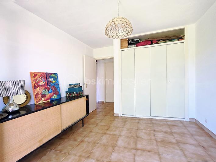 chambre porte fenetre vue placard.jpg