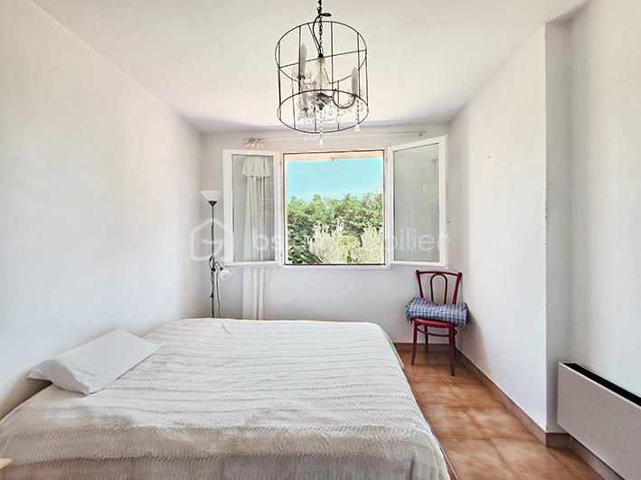 chambre bas fenetre.jpg