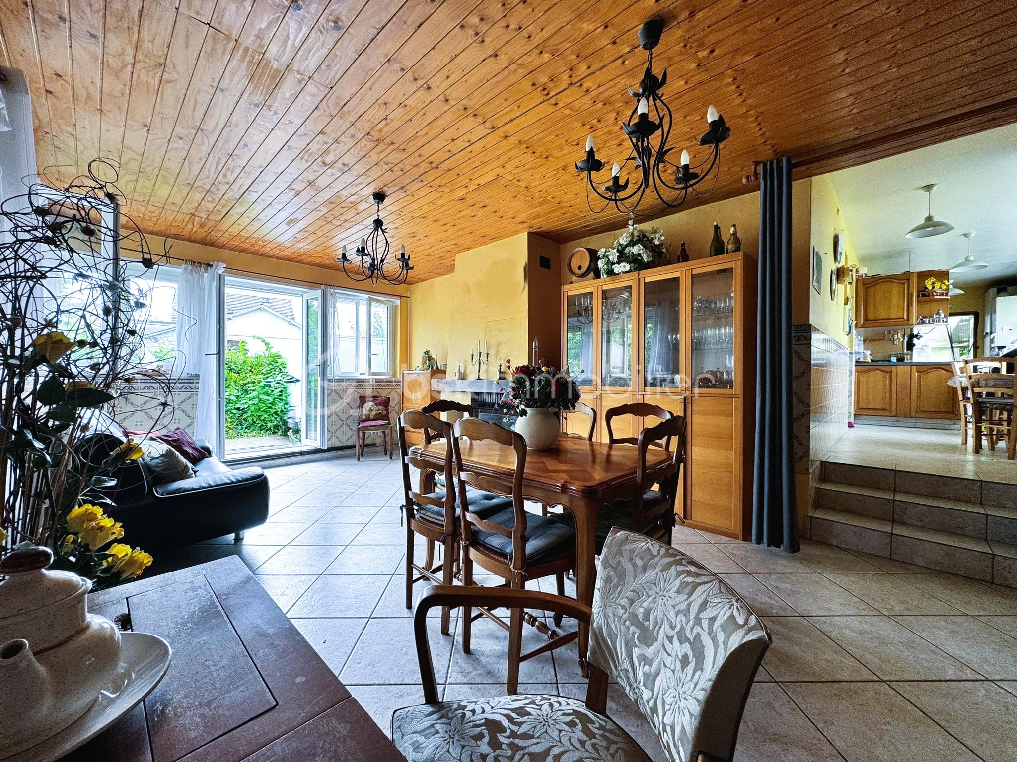 Maison traditionnelle de 166 m² - salon4 cuisine.JPEG