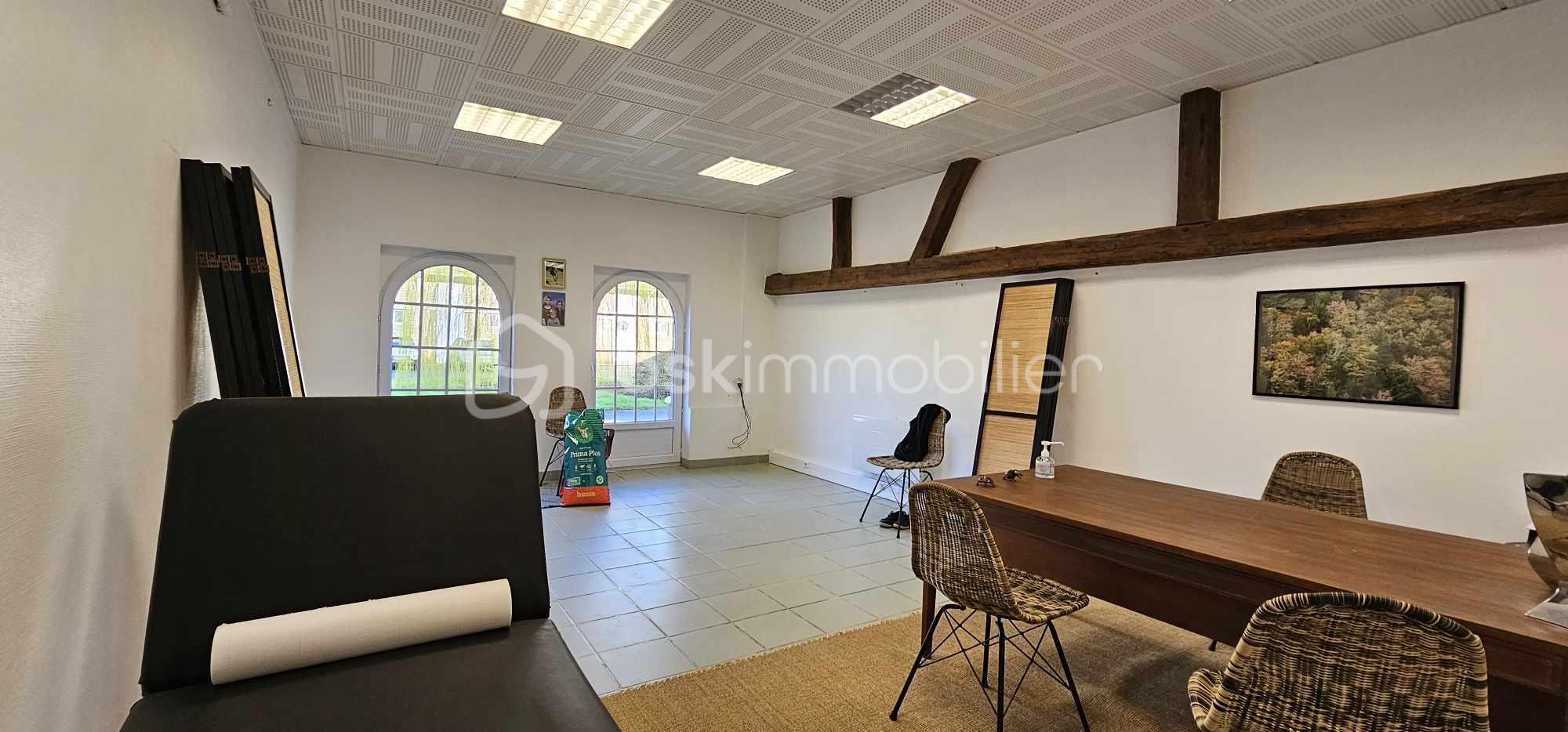 Immeuble mixte de 700 m² - vaste bureau PMR.jpg
