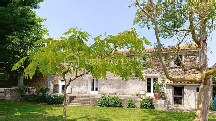 Maison en pierre de 160 m² - photo genouillé.jpg
