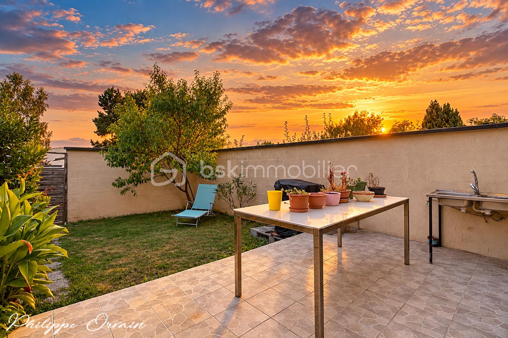 Terrasse fleurie sous un ciel flamboyant.jpg