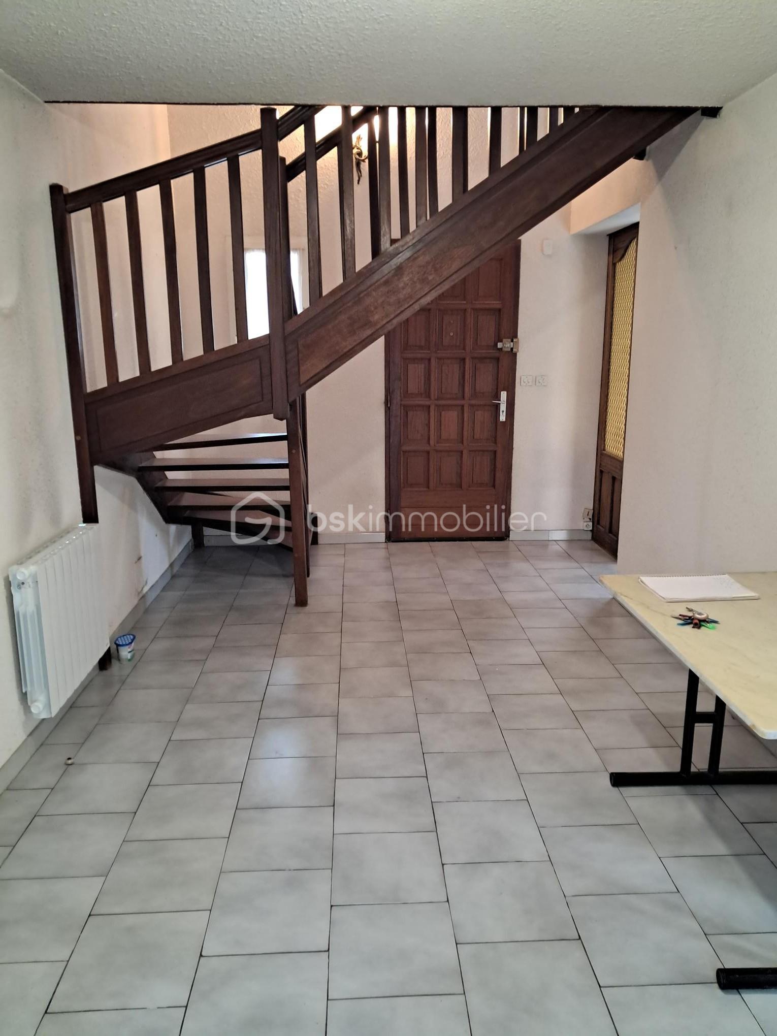 Maison de ville de 120 m² - bas escalier 2.jpg