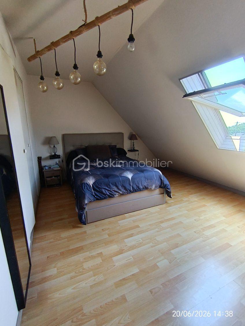 CHAMBRE BLEUE TOP PORTRAIT.png