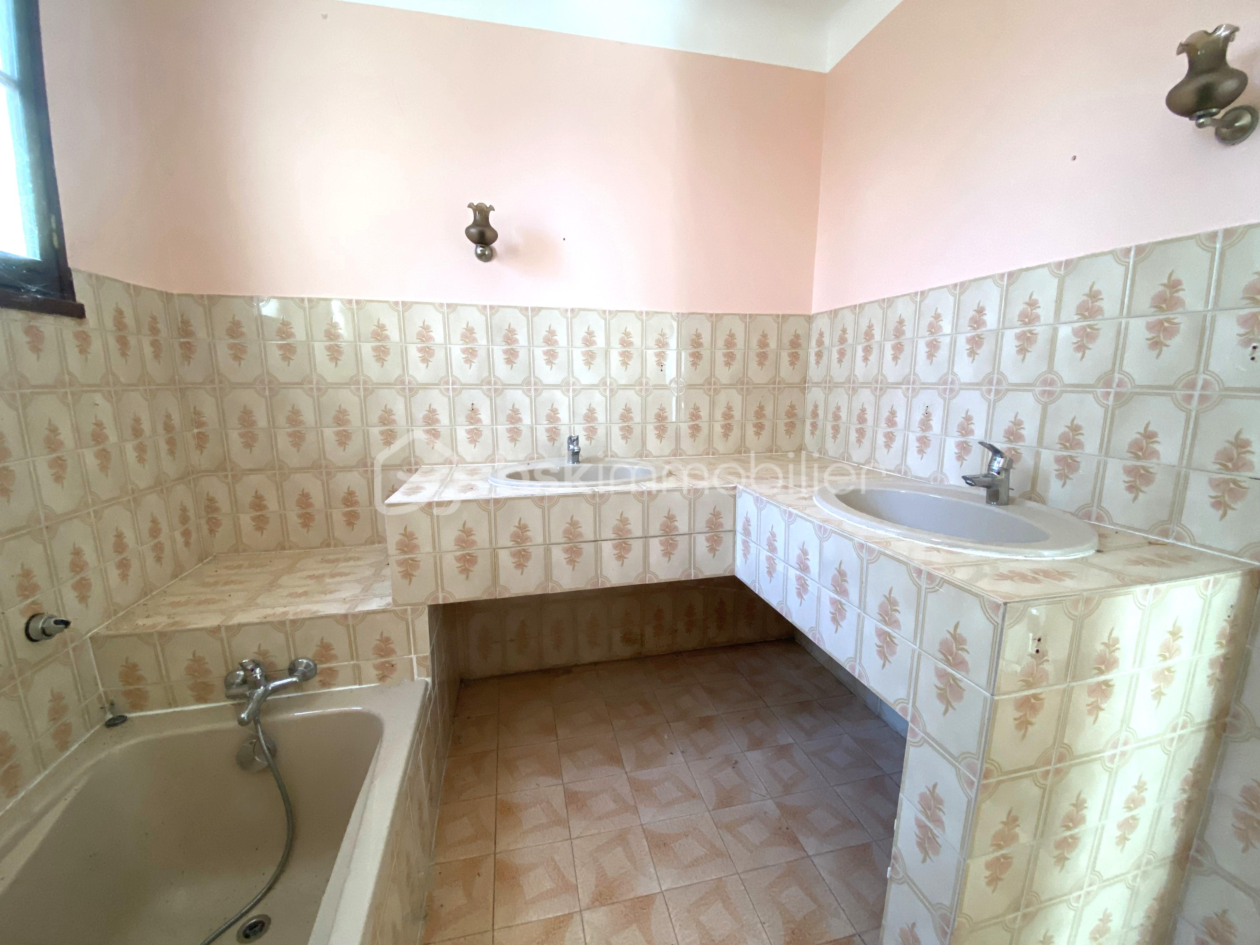 Maison traditionnelle de 133 m² - Salle de bain avec baignoire.jpg