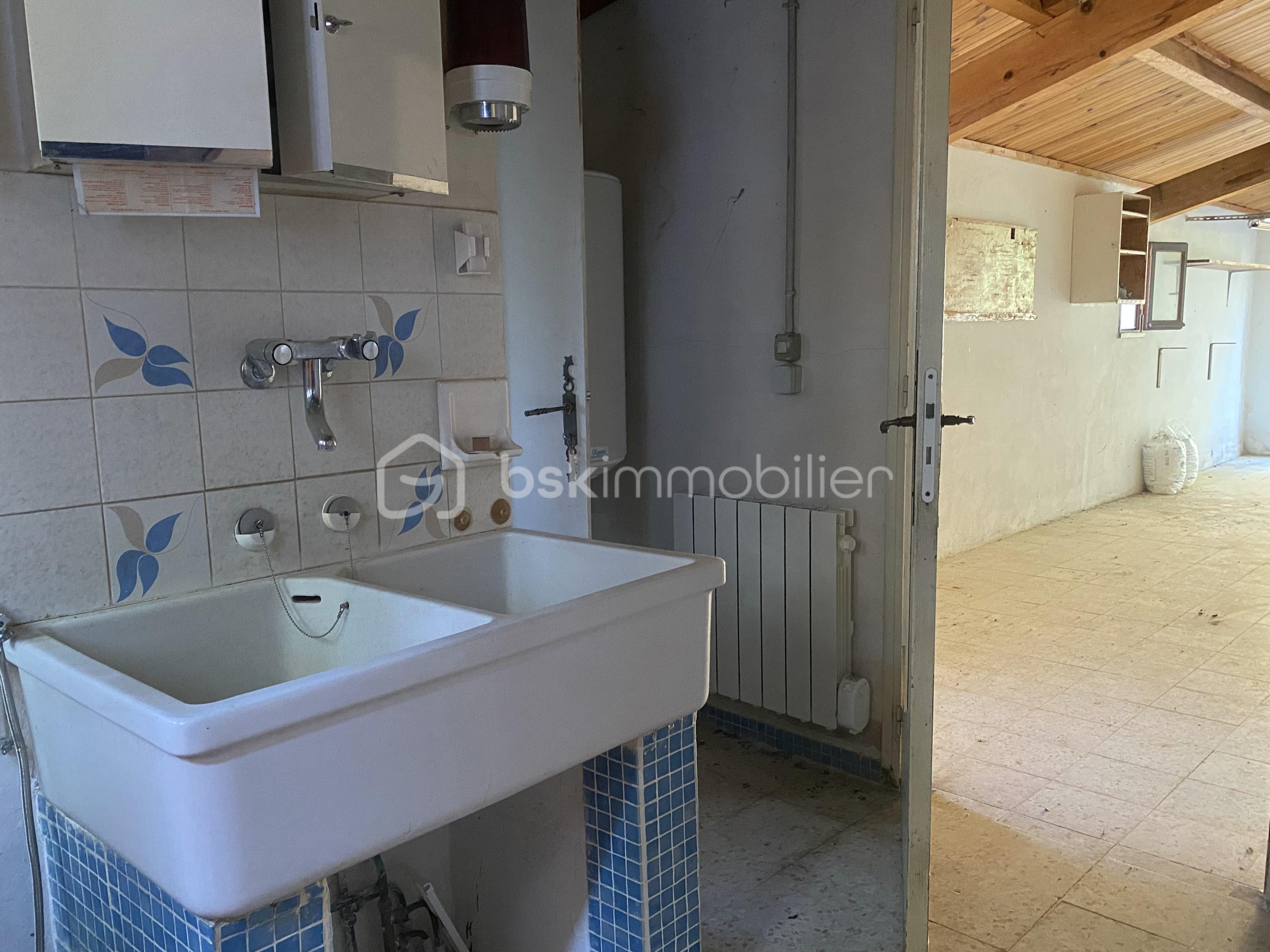 Maison traditionnelle de 133 m² - Buanderie vue sur le garage.jpg