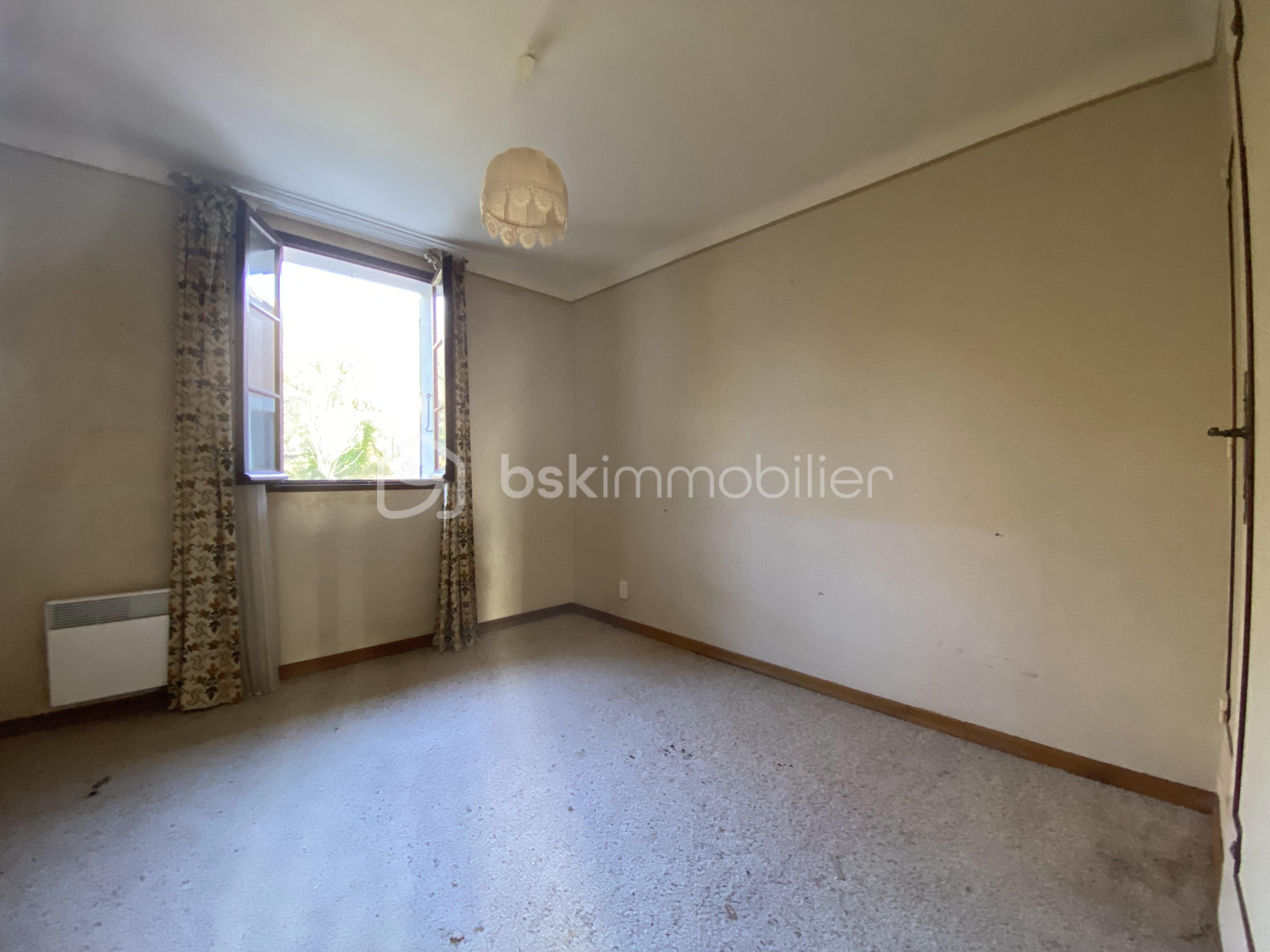 Maison traditionnelle de 133 m² - Chambre 3 avec moquette pour annonce et HST.jpg