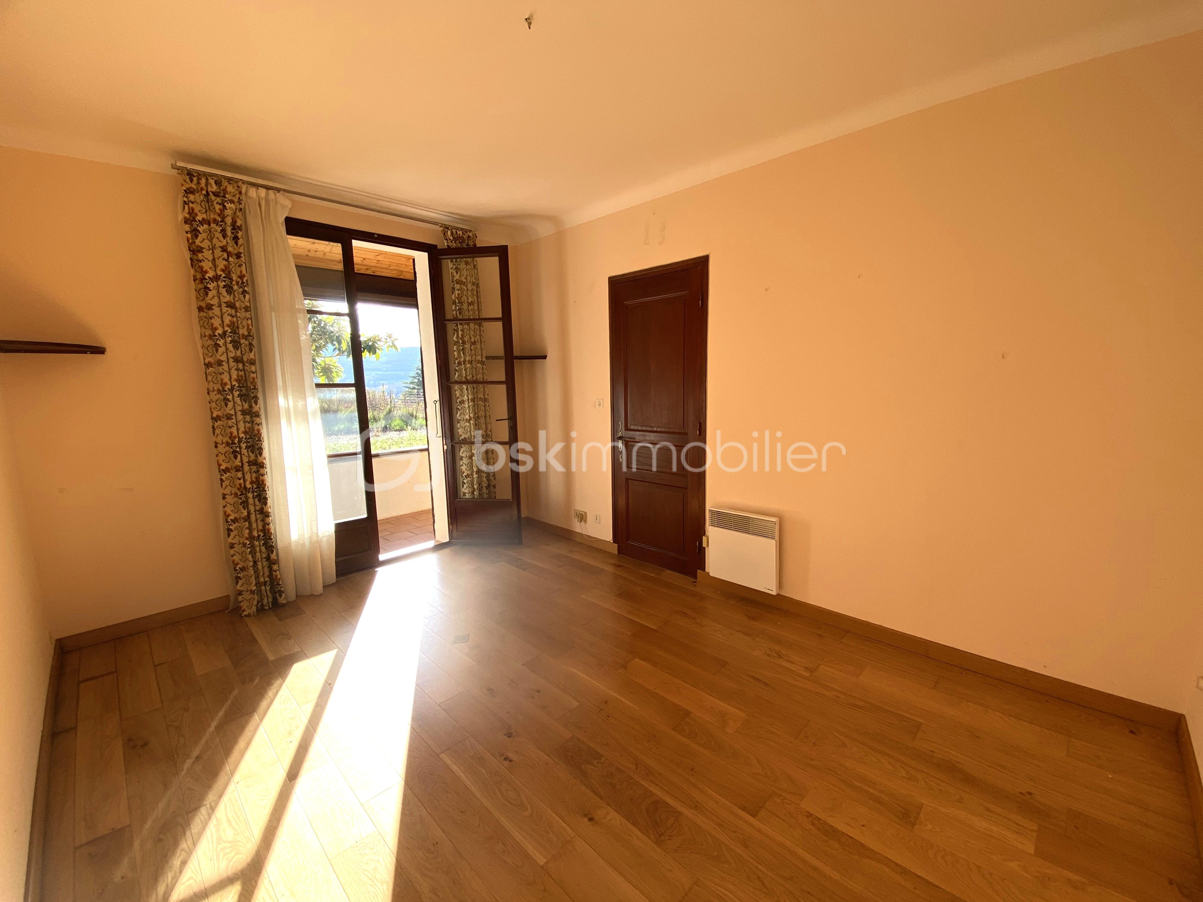 Maison traditionnelle de 133 m² - Bureau ou chambre vue vers extérieure.jpg