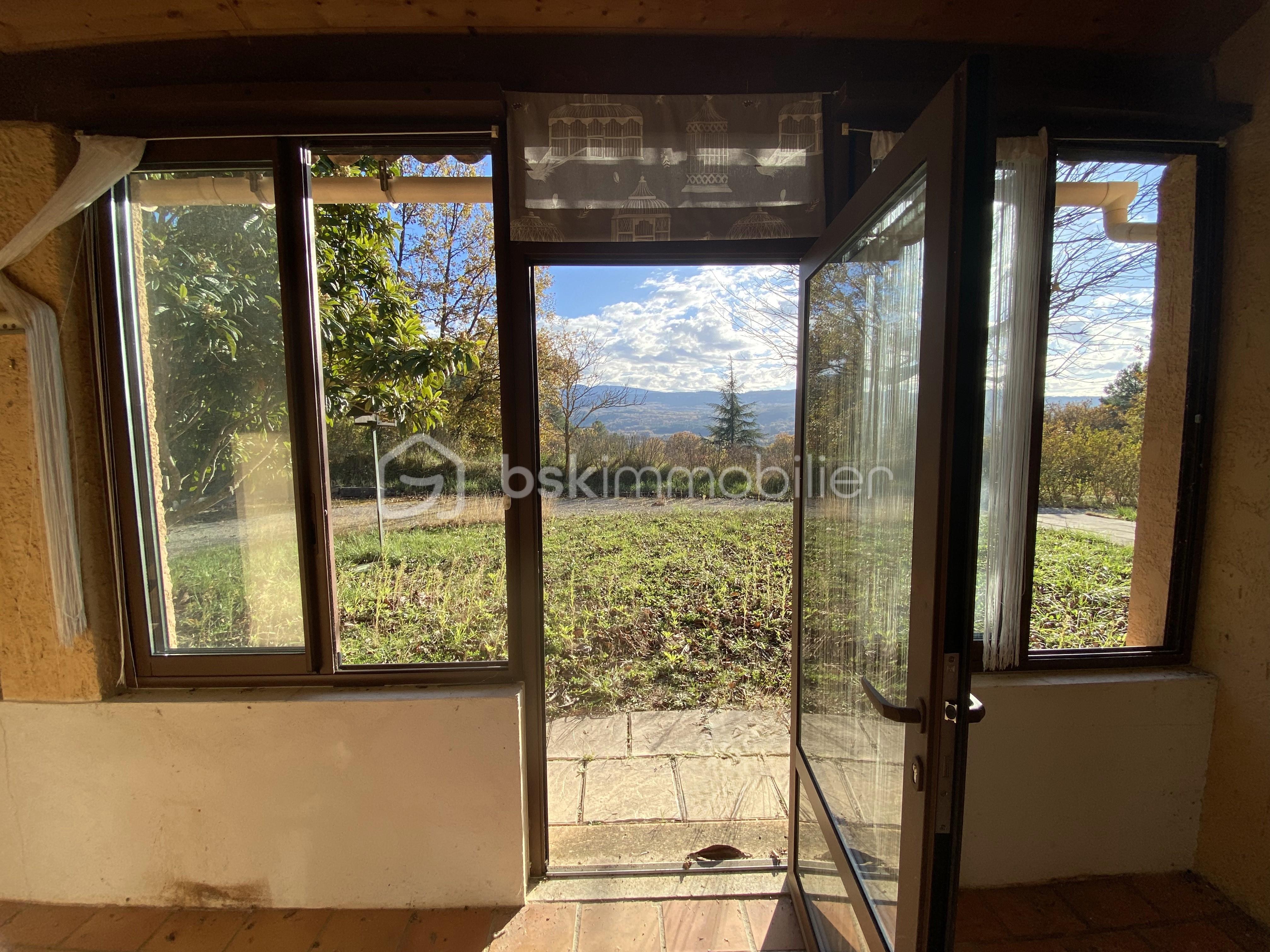 Maison traditionnelle de 133 m² - Vue sur luberon depuis l'entrée de petite véranda.jpg