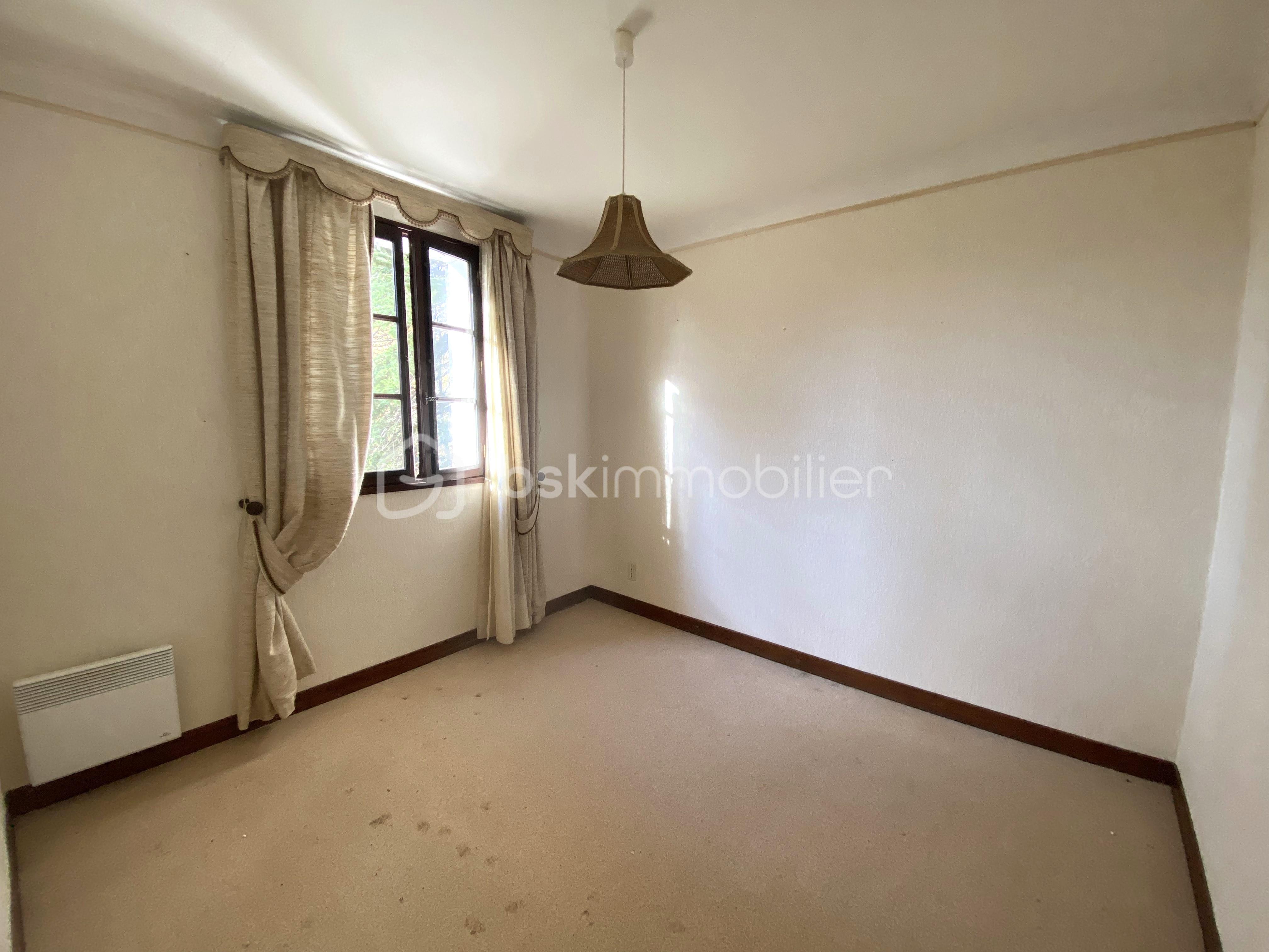 Maison traditionnelle de 133 m² - Chambre 4 avec moquette pour hst et annonce.jpg