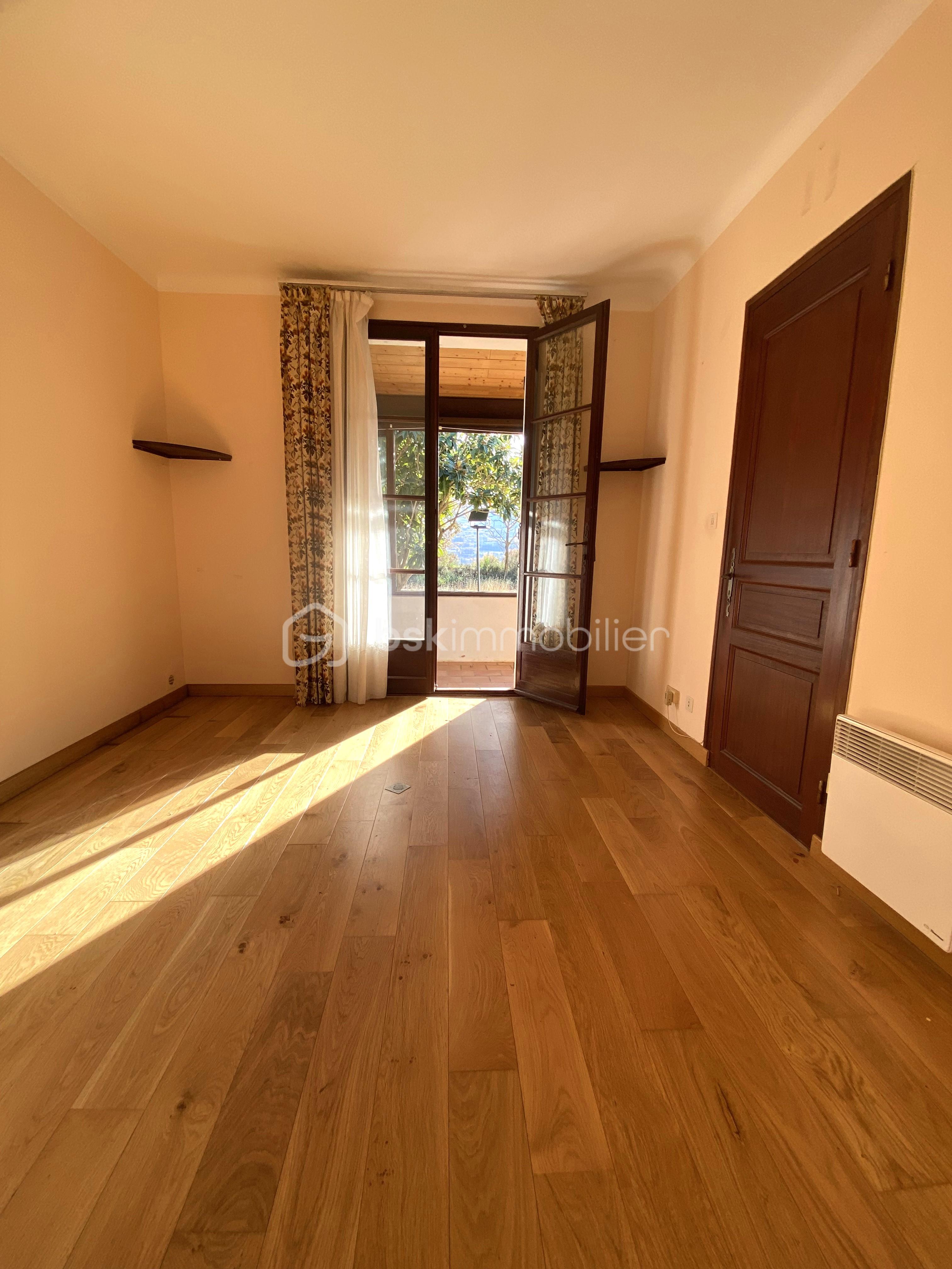 Maison traditionnelle de 133 m² - Bureau ou chambre vue face extérieure.jpg