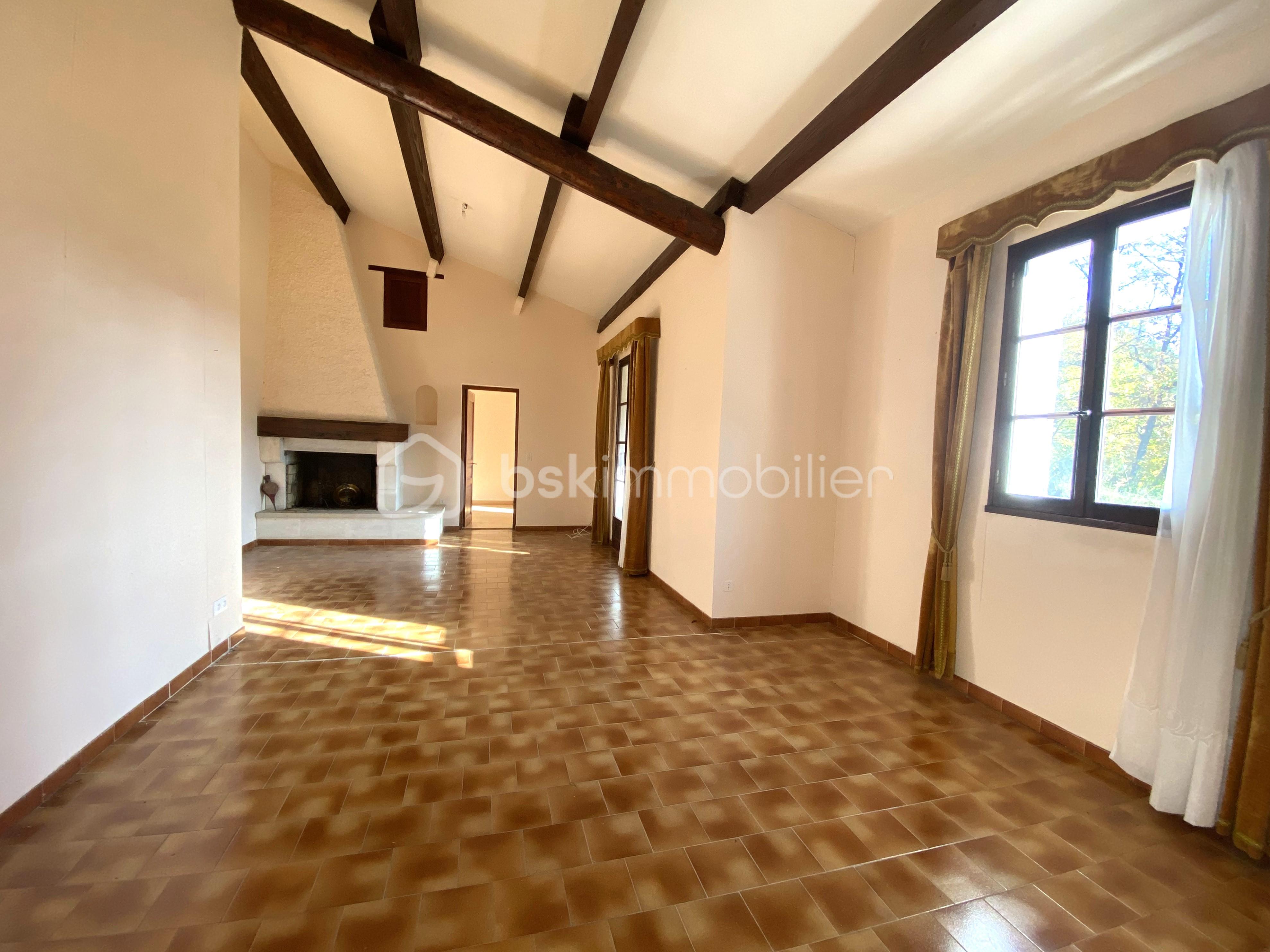 Maison traditionnelle de 133 m² - Salle à manger salon cheminée fenêtre et porte fenêtre fermées.jpg