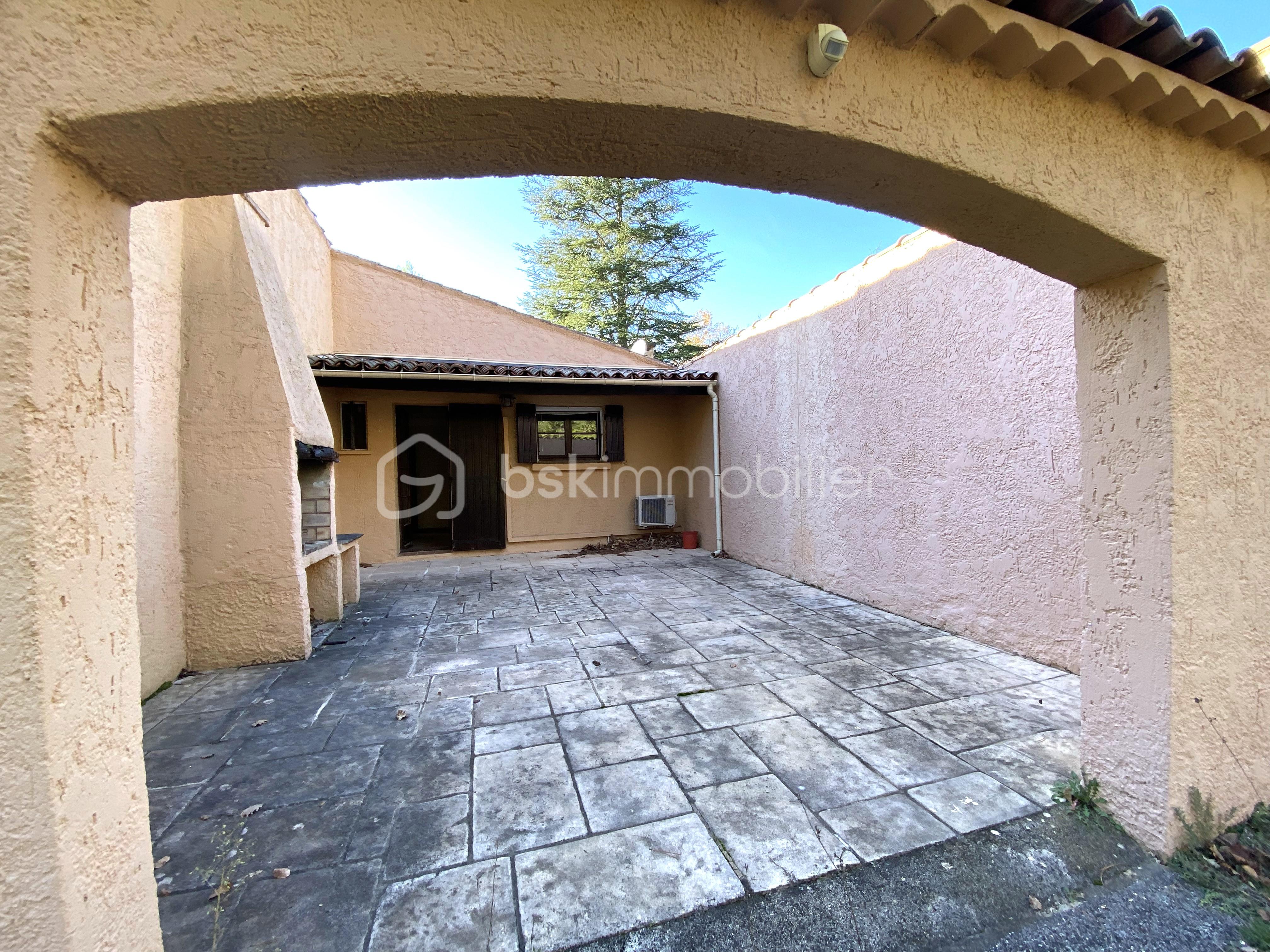 Maison traditionnelle de 133 m² - Patio vue entrée extérieure.jpg