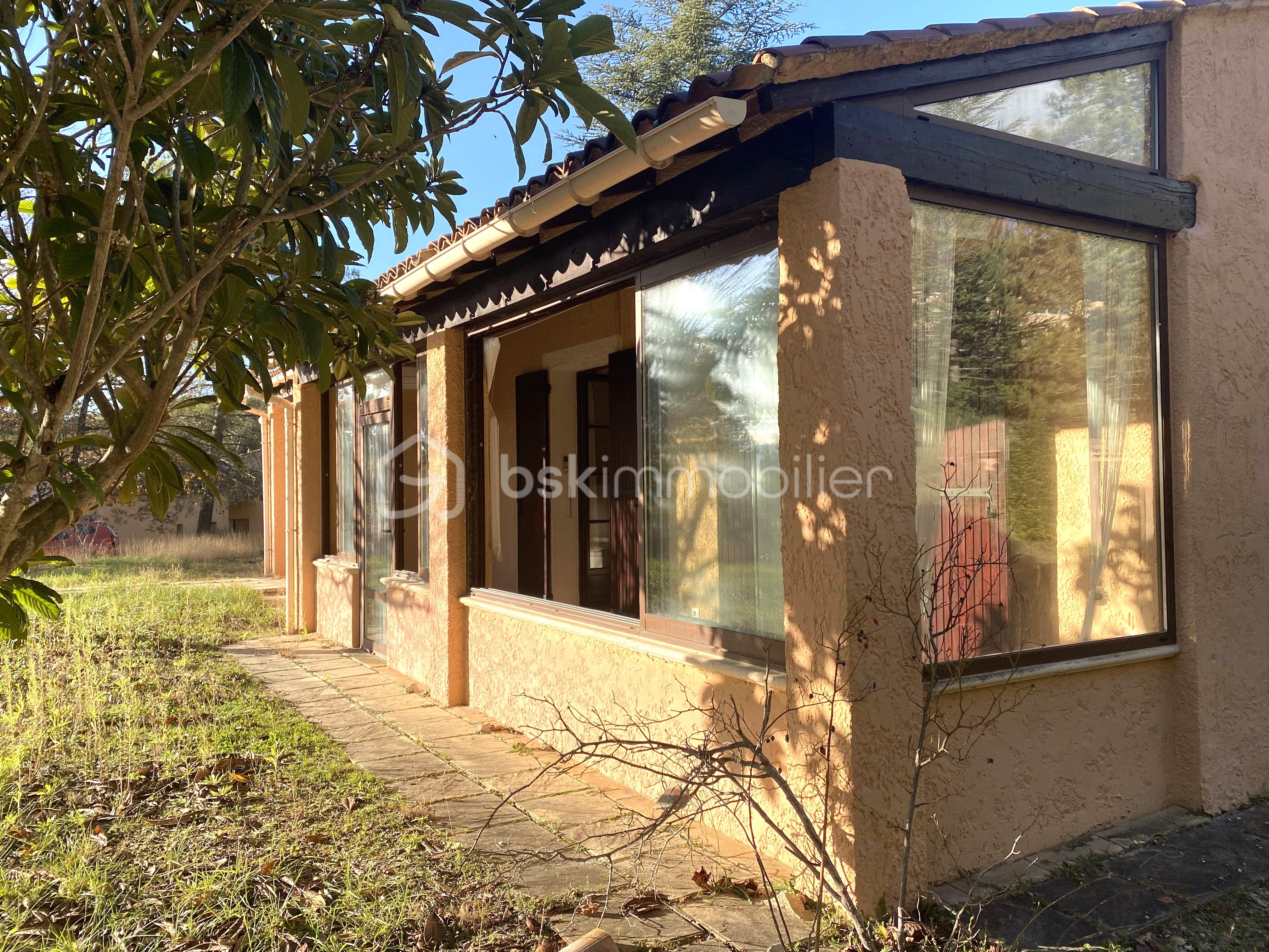 Maison traditionnelle de 133 m² - Vue extérieure sur véranda encore plus proche.jpg