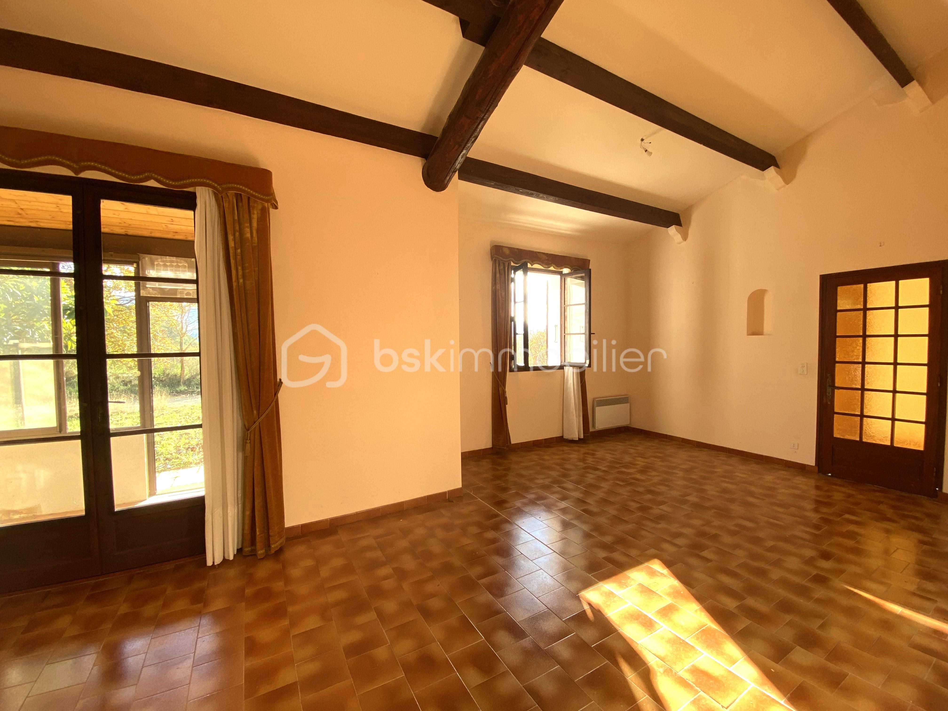 Maison traditionnelle de 133 m² - Salle à manger vue sur véranda.jpg