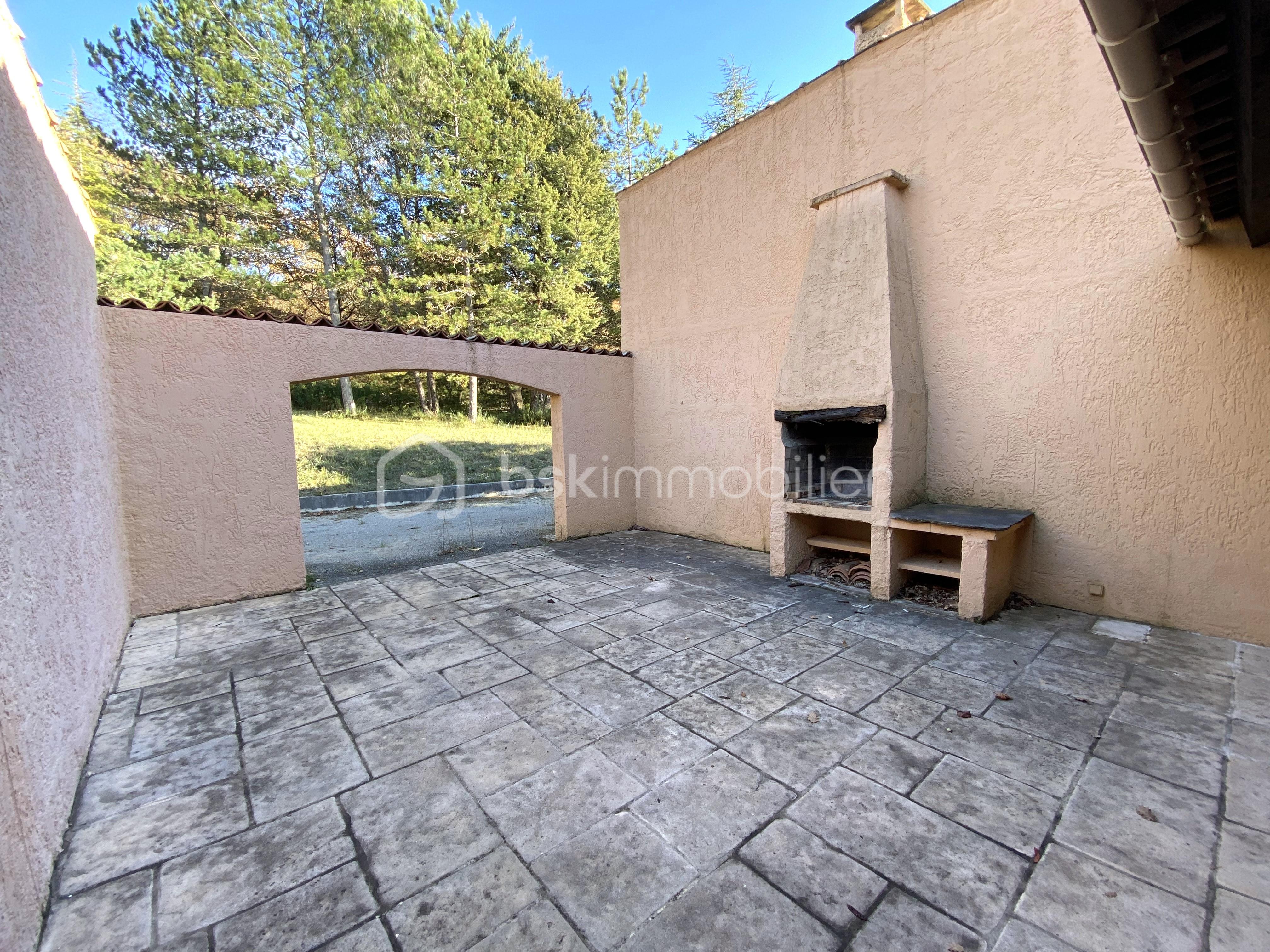 Maison traditionnelle de 133 m² - Patio vue isur barbecue et extérieure.jpg