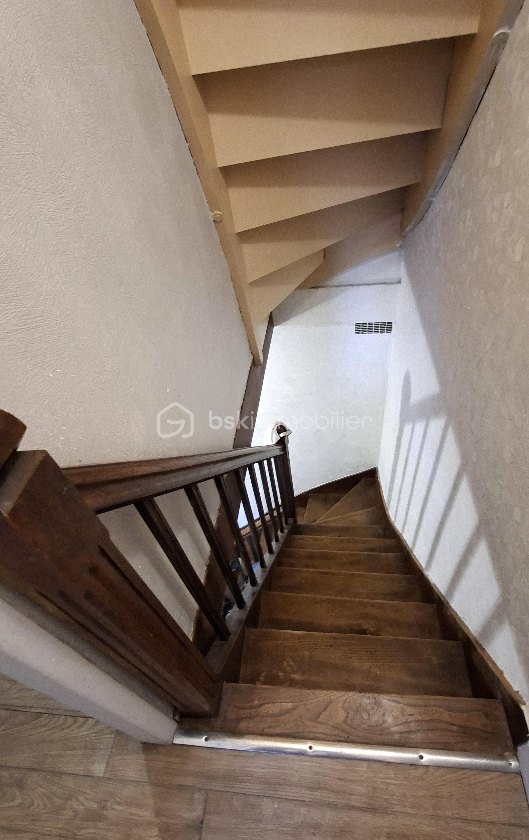 Maison de 75 m² - ETIENNE escalier vers rdc.jpg
