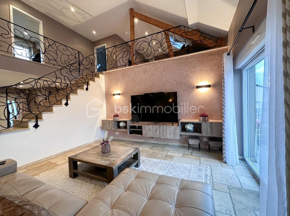 Maison de 150 m² - Enhance_the_provided_interior_living_room_photo_fo-1770293465324.png