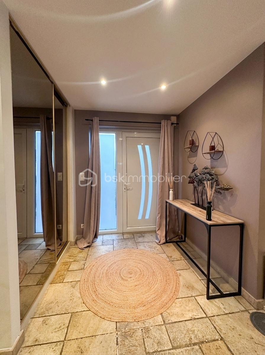 Maison de 150 m² - Enhance_the_provided_entrywayfoyer_photo_for_a_re-1770293484374.png