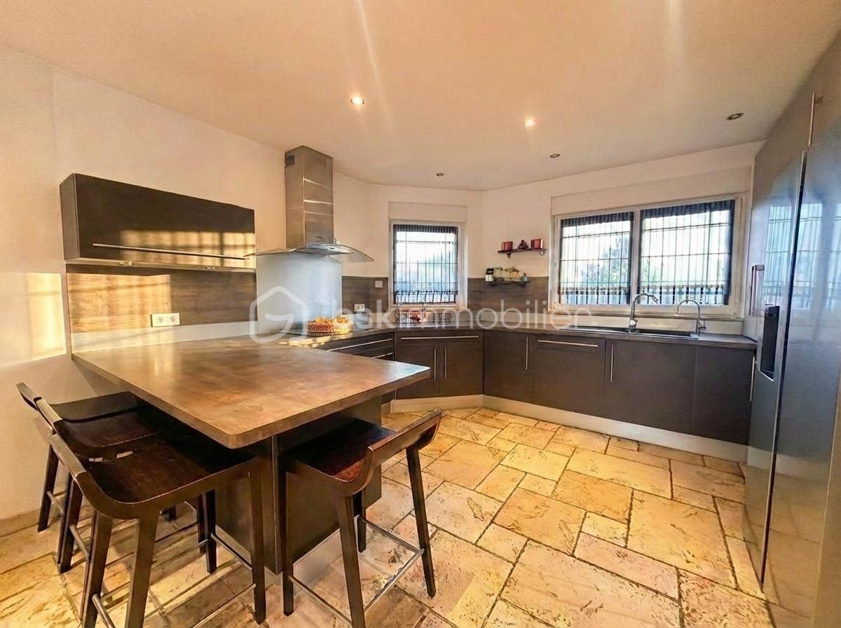 Maison de 150 m² - Edit_the_provided_kitchen_photo_Remove_the_paper_-1770282529983.png