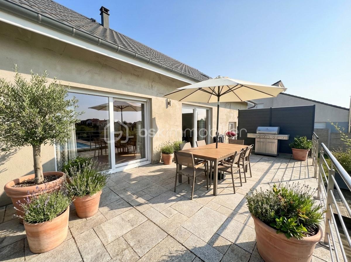 Maison de 150 m² - Summer_terrace_staging_for_a_real_estate_listing_-1770297387405.png
