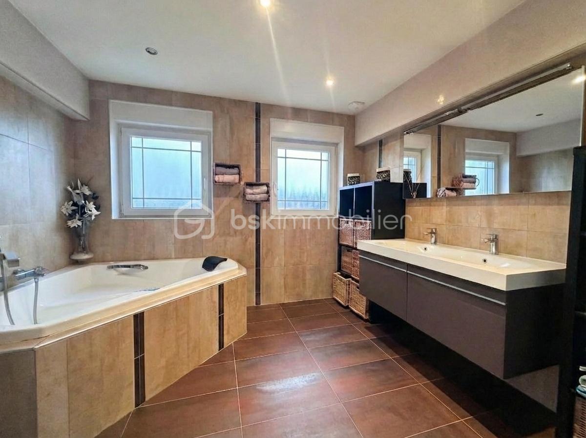 Maison de 150 m² - Photo-realistic_real_estate_bathroom_photo_edit_fo-1770294902277.png
