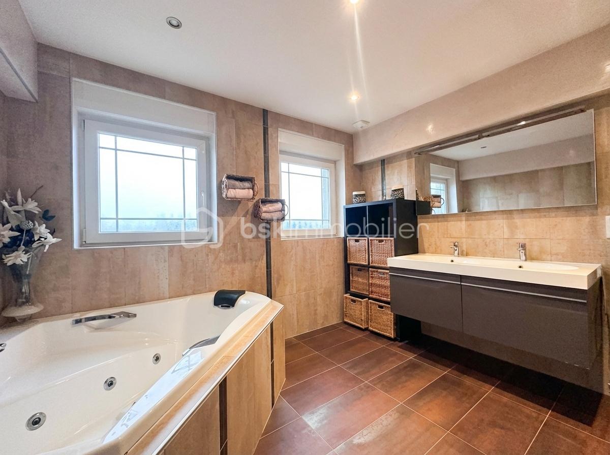 Maison de 150 m² - Photo-realistic_real_estate_bathroom_photo_edit_fo-1770295396327.png