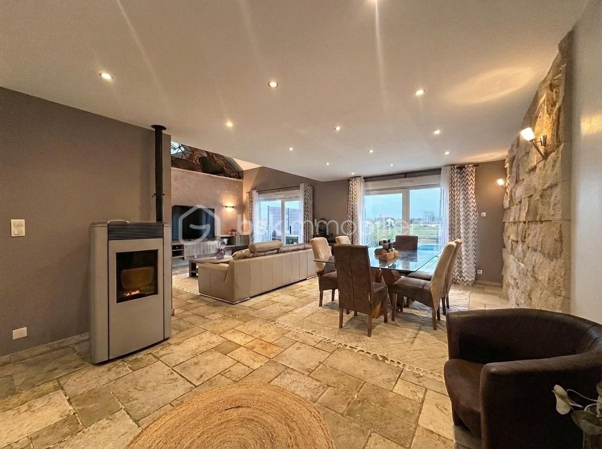 Maison de 150 m² - Edit_the_already-enhanced_livingdining_photo_to_m-1770285821229.png