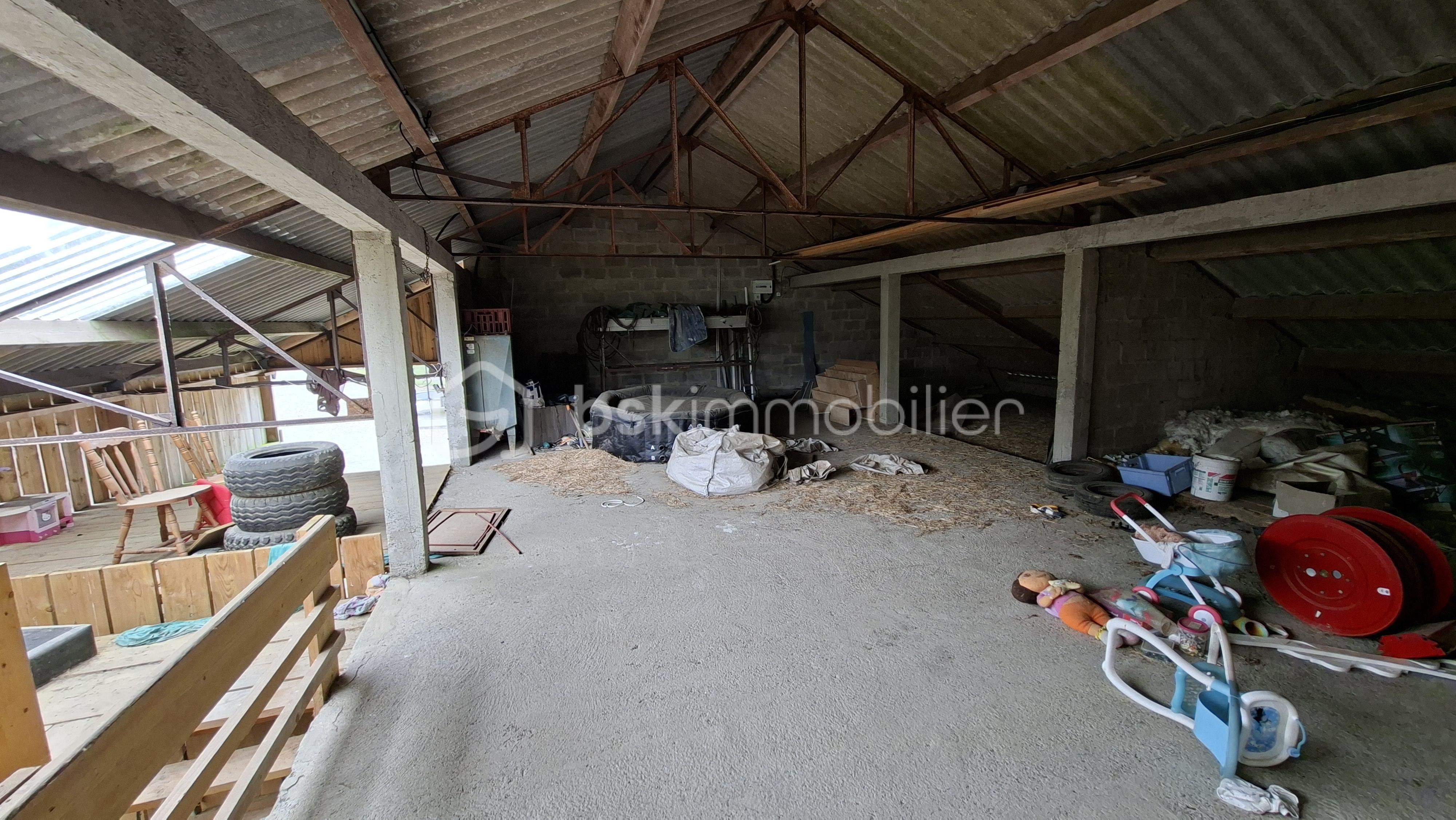 GRAVE DEPENDANCE INTERIEUR STOCKAGE ETAGE 2.jpg