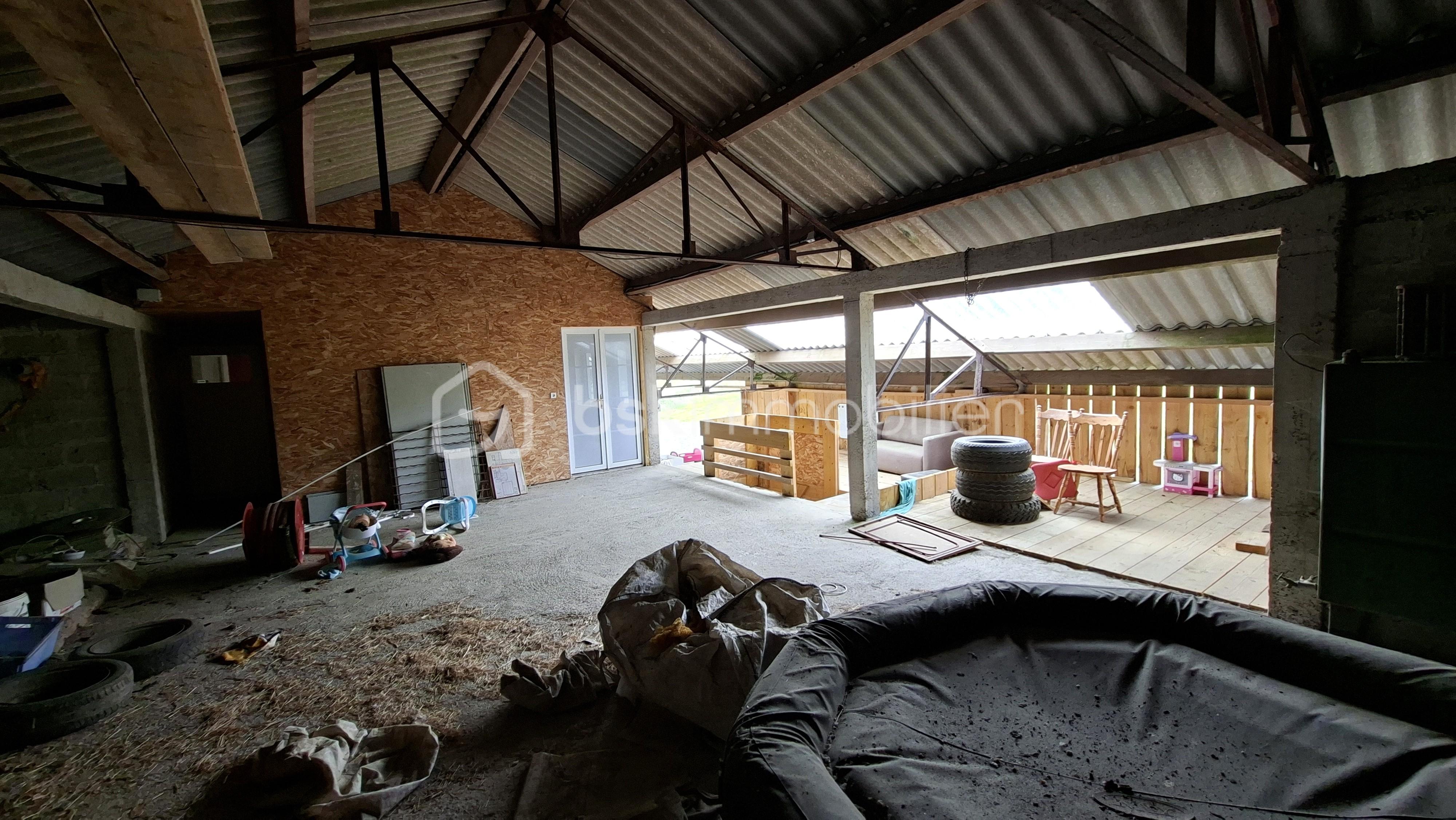 GRAVE DEPENDANCE INTERIEUR STOCKAGE ETAGE 1.jpg