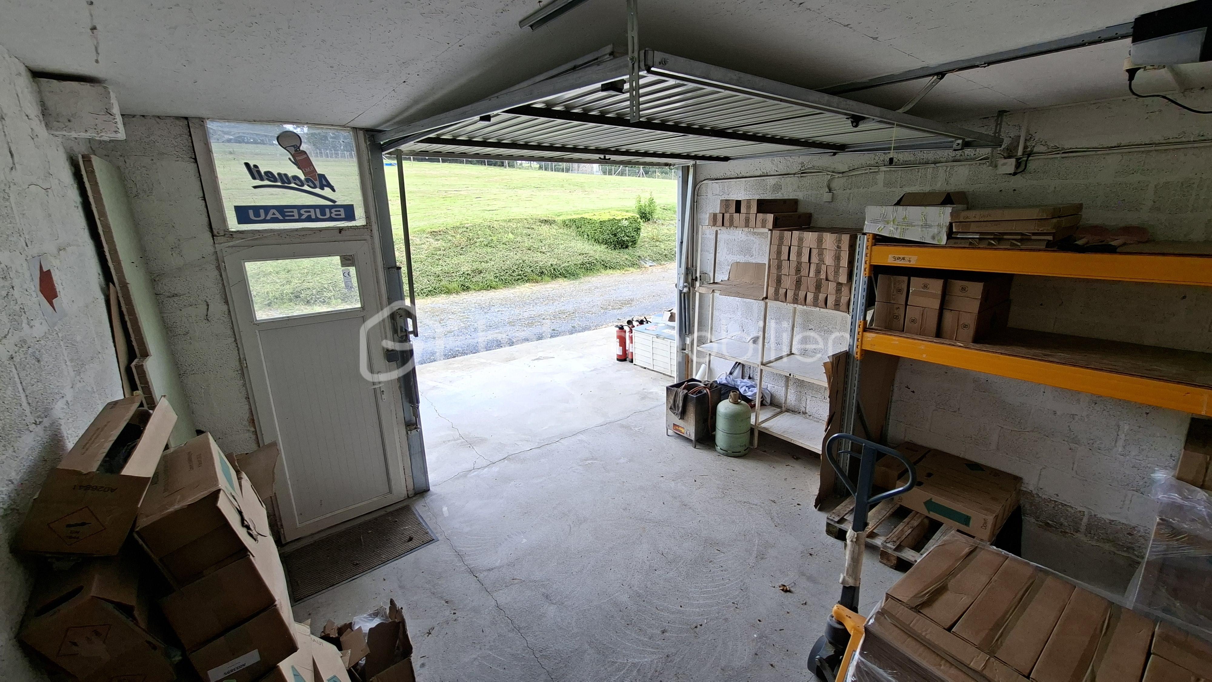 GRAVE DEPENDANCE INTERIEUR STOCKAGE AVEC PORTES DE GARAG ET DE SREVICE.jpg