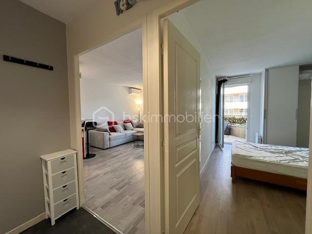 Appartement de 40,54 m² - ENTREE VERS SALON & CHB 1.jpg