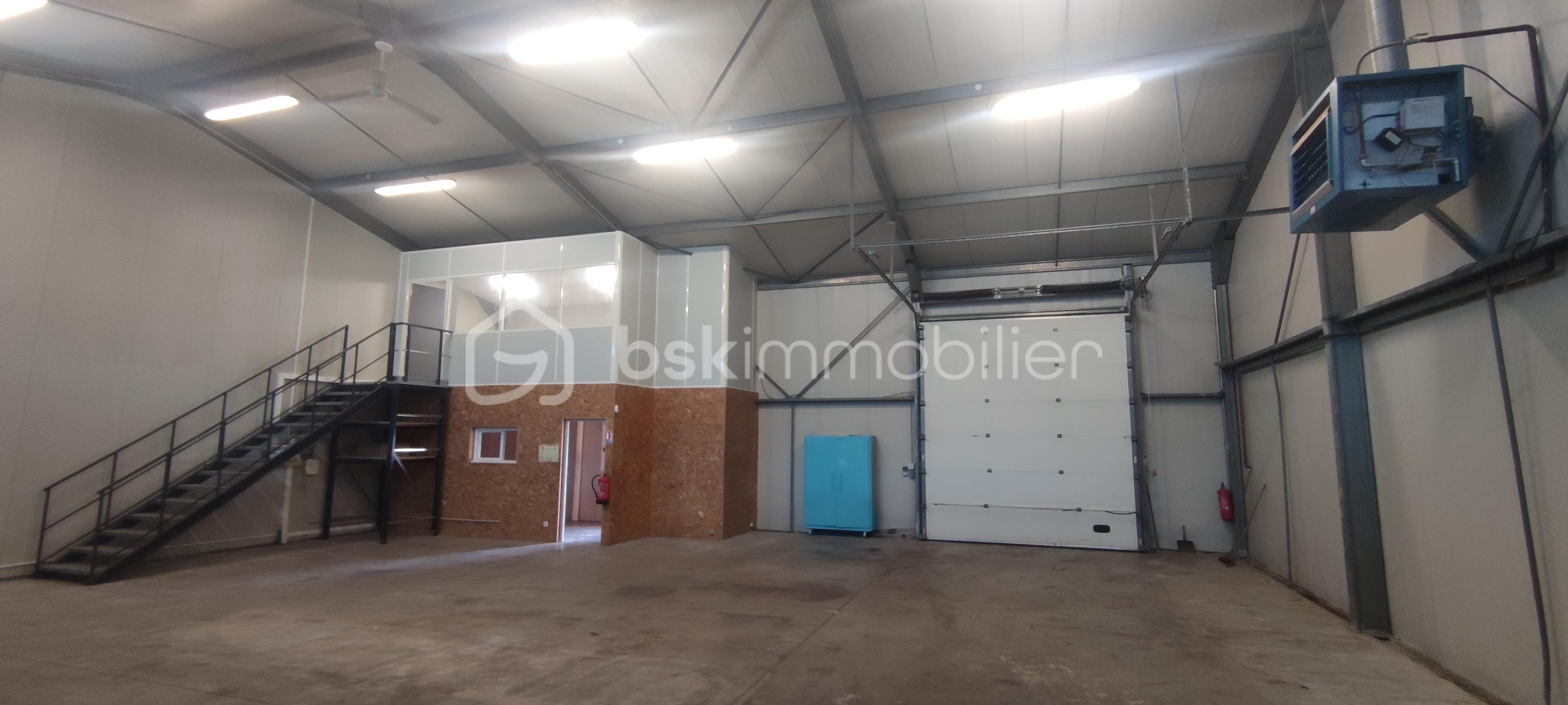 Local commercial de 225 m² - 1756988700108.jpg