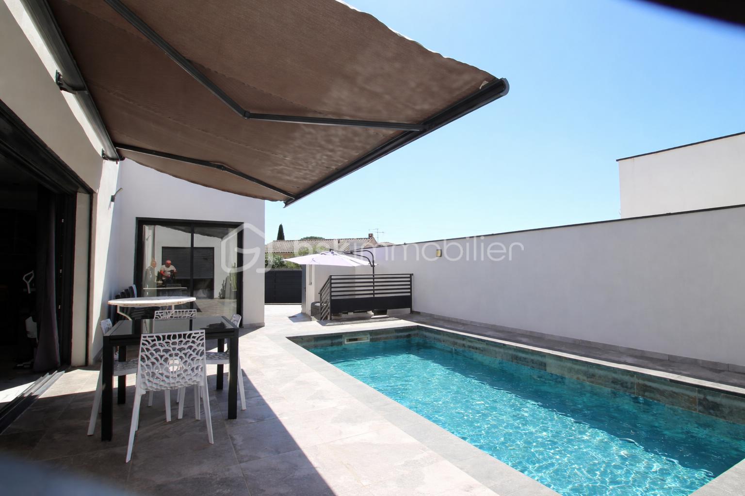 Piscine moderne et patio ensoleillé.png