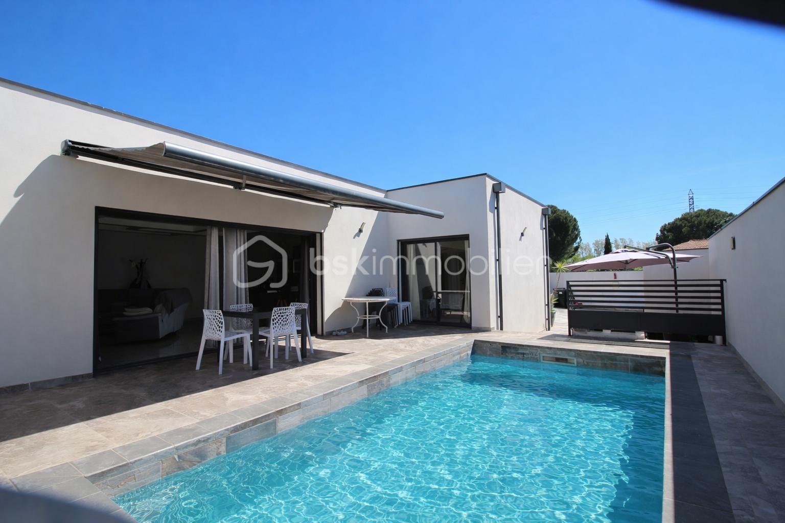 Villa moderne et piscine ensoleillée.png