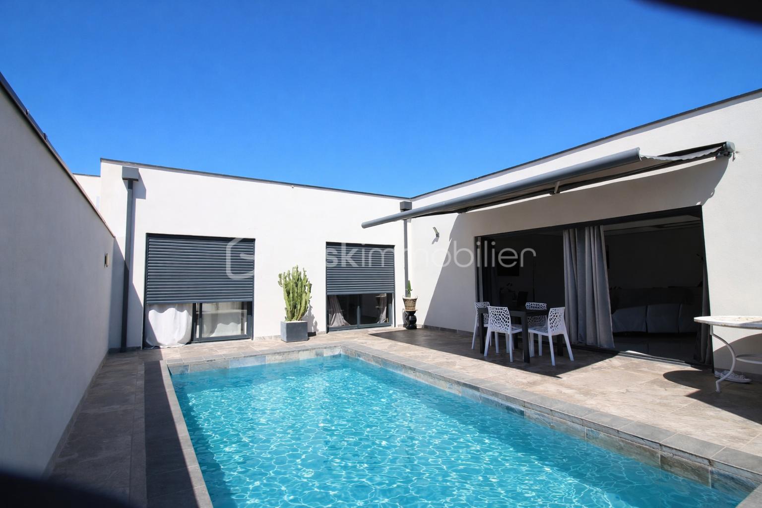 Villa moderne autour de la piscine.png