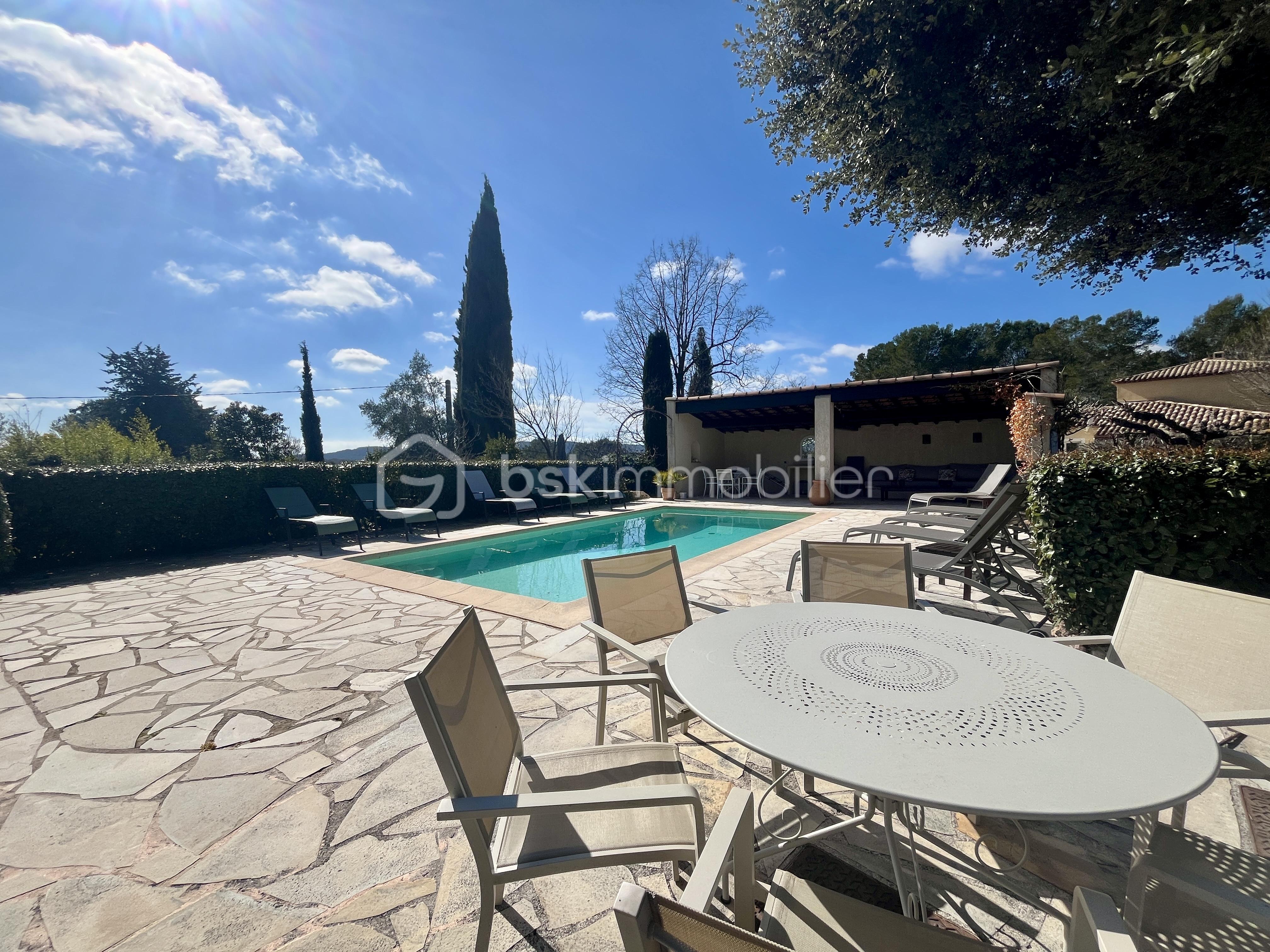 Plage piscine avec vue.jpg